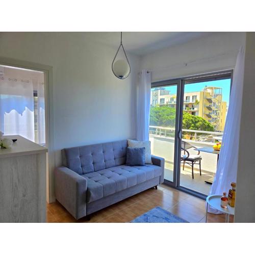 Amenity-Filled Apartment in Golem Durr s