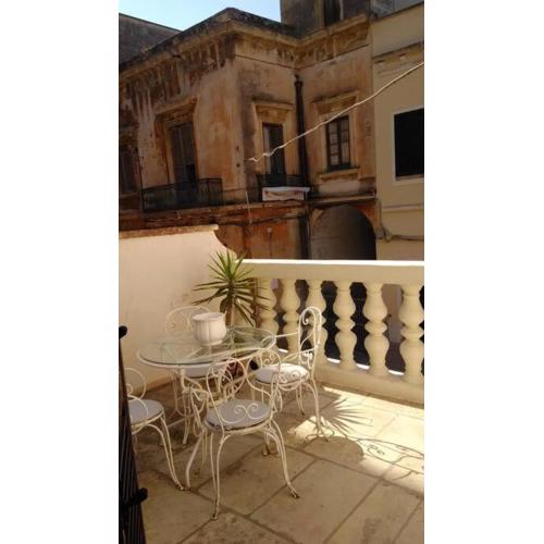 ampio appartamento in palazzotto d\