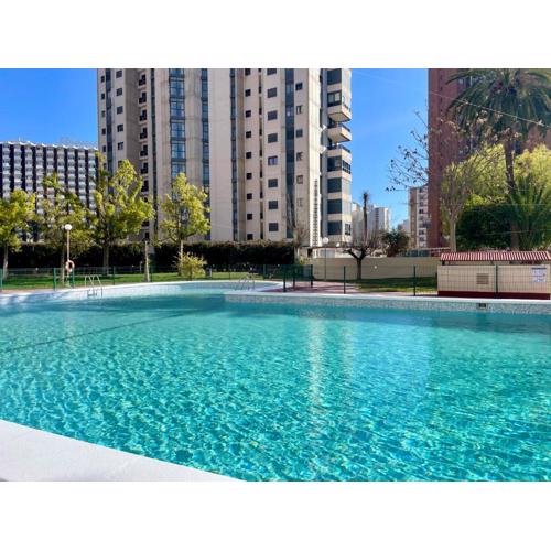 Amplio apartamento con piscina y pistas de tenis en Benidorm