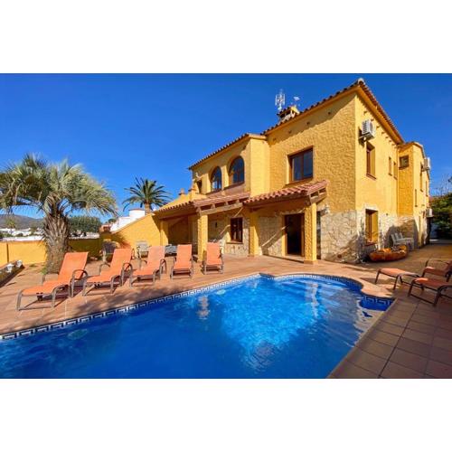 Ampuriahome Villa hosting 15, pool & mooring