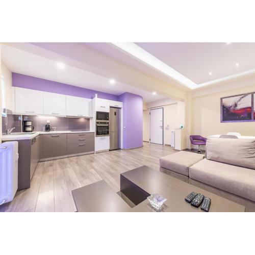 An Impressive 2 bdr Apt in Glyfada