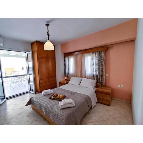 ANASSA HOME A Spacious Cretan House Next To The Sea, Family and Couple Friendly with Terrace in Makry Gialos & Ierapetra