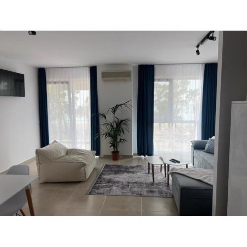 Andrras Beach House Beachfront Apartment with Sea View