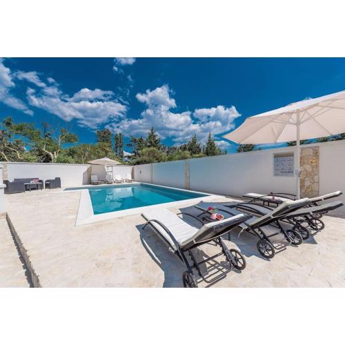 Andy 3 centrally located ap with pool