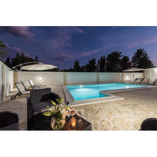 Andy modern & centrally located ap. for 6 with a pool