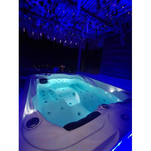 Anglada, Villa with a private pool and jacuzzi
