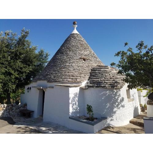 Antico trullo immerso nella campagna