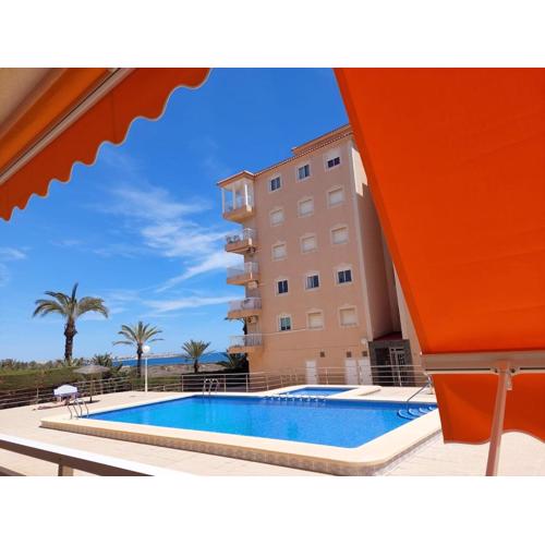 Apartamento 2 dormitorios garaje y piscina junto al mar