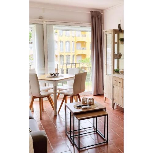 Apartamento a 200 m de la playa con vista a la piscina y parking cubierto gratuito
