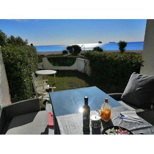 APARTAMENTO BAJO NATURISTA A PIE DE PLAYA.