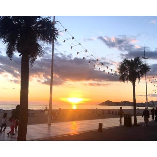 Apartamento California en Benidorm, 1 min playa levante, Wi-Fi, AC y parking
