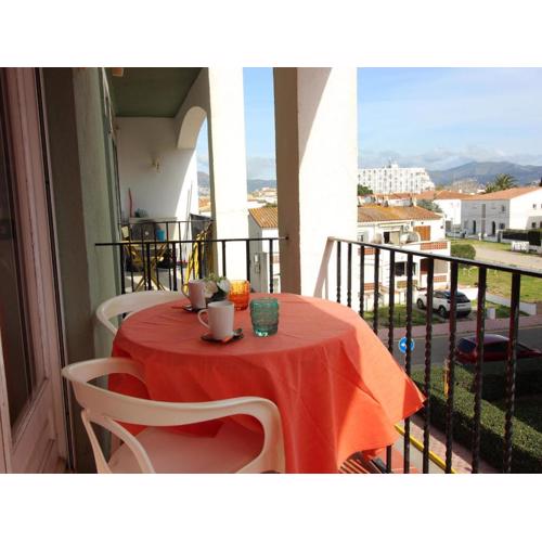 Apartamento céntrico con terraza y acceso cercano a la playa, bares y mercado en Empuriabrava - ES-228-181