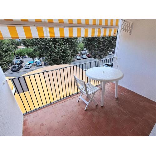 Apartamento céntrico en Empuriabrava, a 600m de la playa, con balcón y aire acondicionado. - ES-228-188