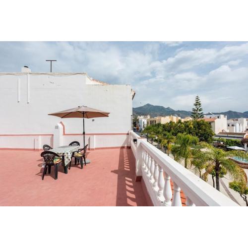 Apartamento completo con 3 amplios dormitorios y gran azotea privada