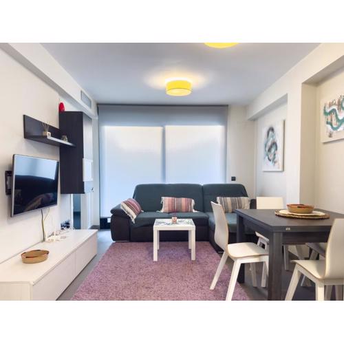Apartamento con jardín en primera linea de playa con parking y piscina