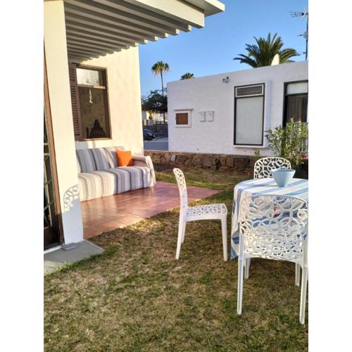 Apartamento con jardín y piscina