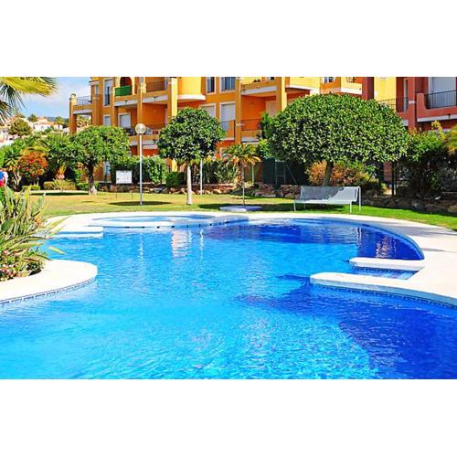 Apartamento con Patio y salida a la piscina.