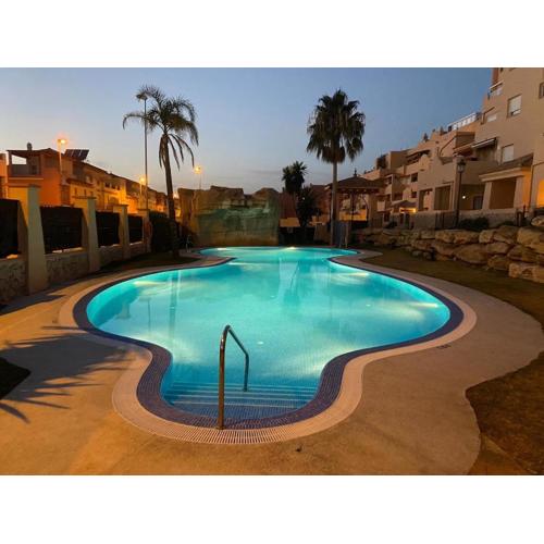Apartamento con piscina y terraza muy cerca de la playa