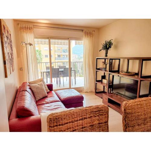 Apartamento con piscina y vistas a la montaña