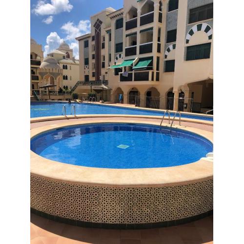 Apartamento con piscinas
