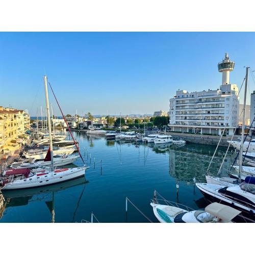 Apartamento con vistas a mar y canal. Empuriabrava