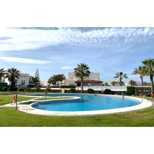 Apartamento con vistas al mar en urbanización en primera linea de playa
