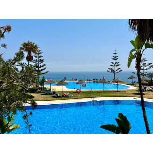 Apartamento con vistas al mar y piscina en Benalmadena