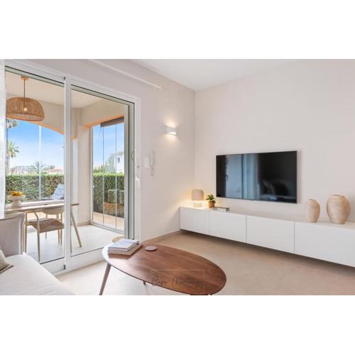 Apartamento de Diseño Reformado con Piscina y Jardín
