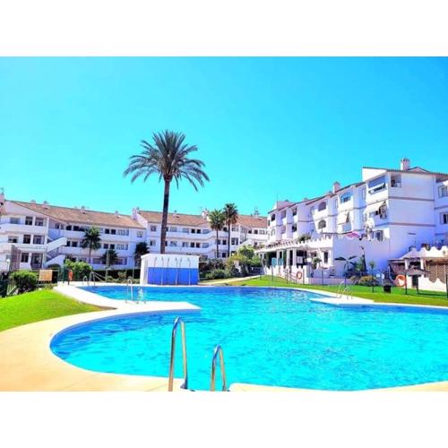 Apartamento en Mijas con Terraza, capacidad para 5 personas con piscina de temporada