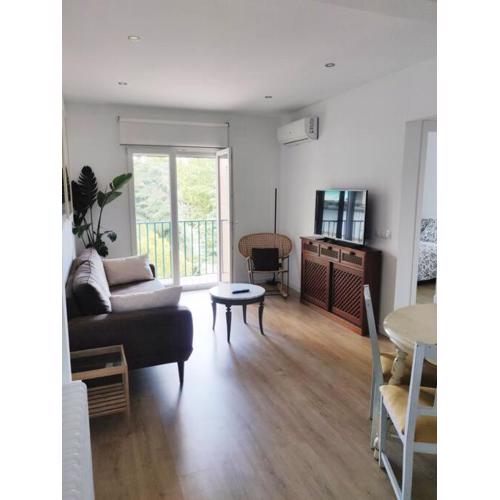 Apartamento moderno con oficina y balcón