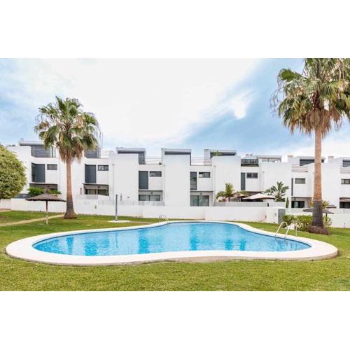 Apartamento Moderno tranquilo con piscina y jardin