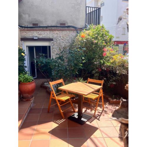 Apartamento Nuria,Centro del Pueblo,Planta baja con jardin, Aire Acondicionado