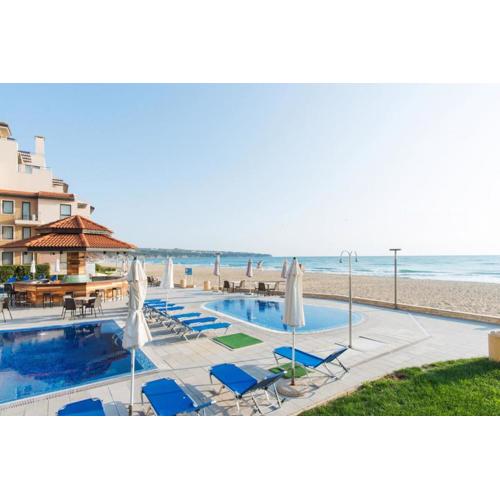 Aparthotel - Apartment with a large terrace and direct access to the sea