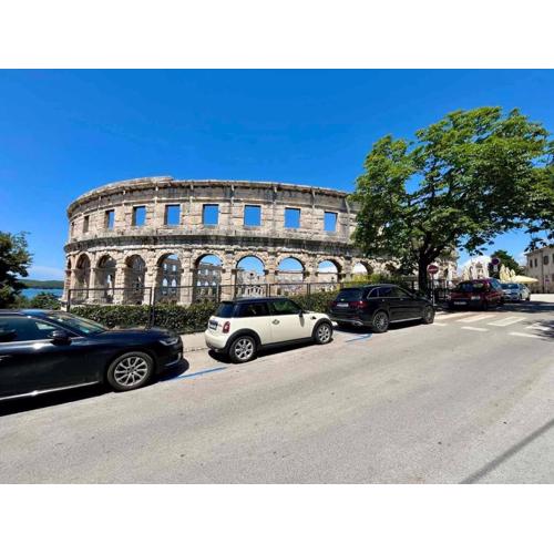 Apartment 150m from Arena Colosseum