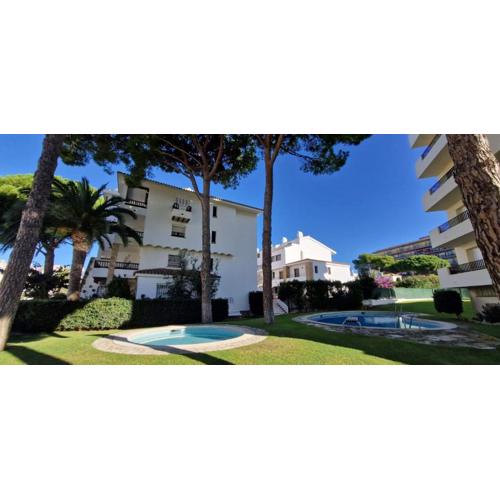 Apartment 400M de la plage, avec piscine et jardin privé
