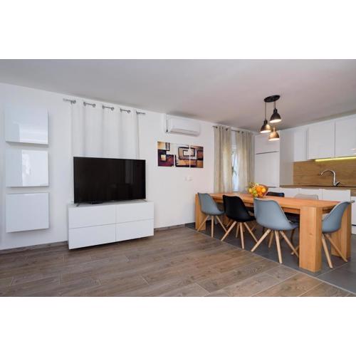 Apartment 4483-2 for 6 Pers in Kastel Kambelovac