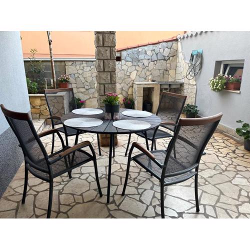 Apartment A & N with FREE private parking