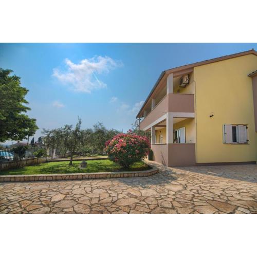 Apartment and Holiday Home Mladenka
