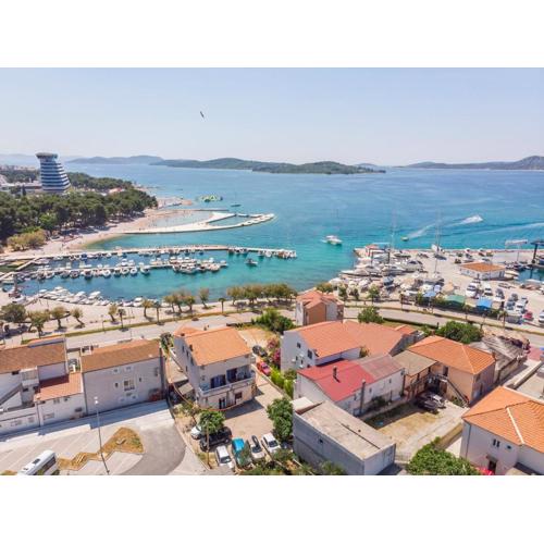 Apartment and Rooms Artina