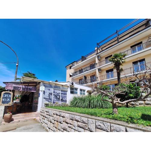 Apartment and Rooms Katunar