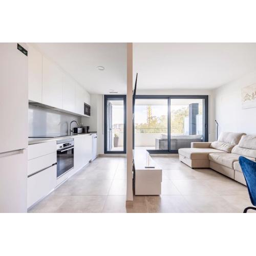 Apartment by the beach with pool and private parking