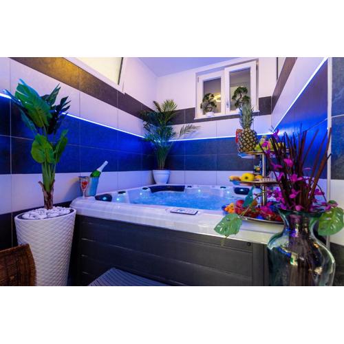 Apartment By the Way Hot Tub and Free Parking