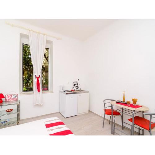 Apartment Caceris - Comfort Studio Apartment with Terrace