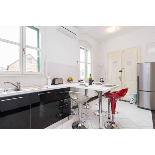 Apartment Central Old town with private indoor garage parking