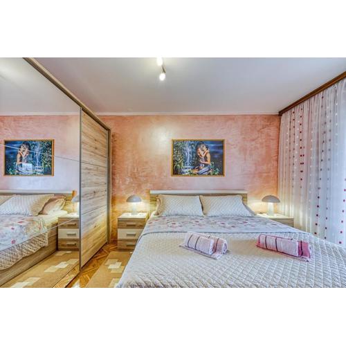 Apartment Cerin with Balcony