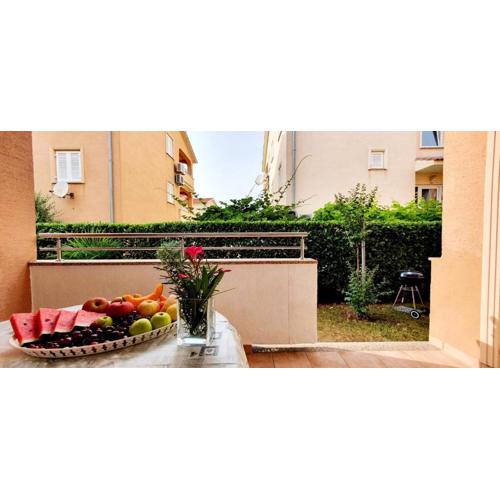 Apartment Conty with terrace and garden
