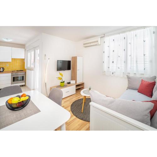 Apartment Damir with Balcony in Quiet Area