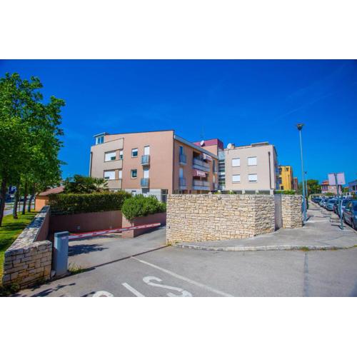 Apartment Dora near Sea and Center with Private Garage
