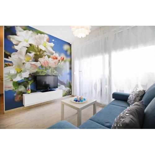 Apartment Flowers, Free Garage Parking