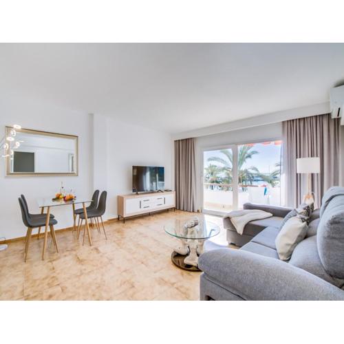 Apartment for 4, with sea views